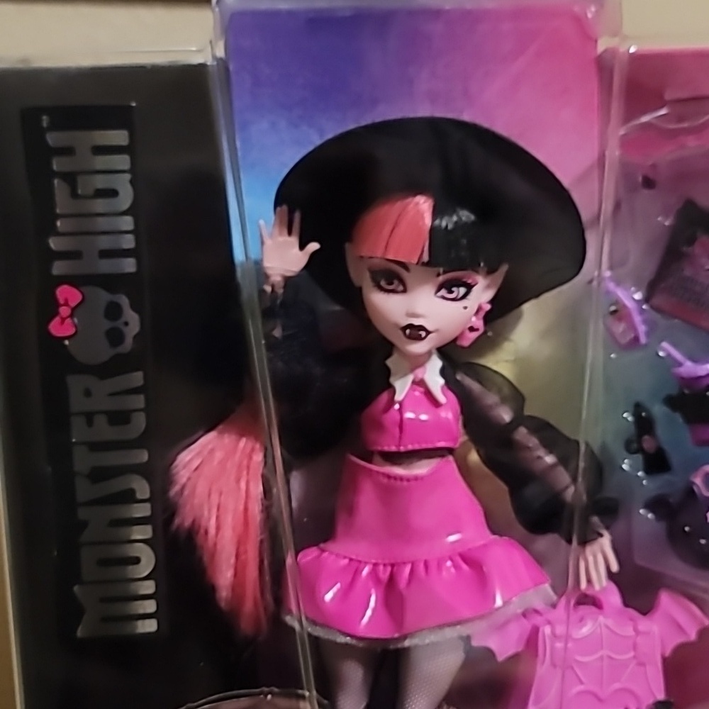 Monster High doll Draculaura - Picture 2 of 3